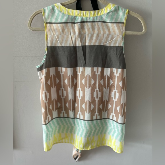 Sleeveless top with knot. - Picture 3 of 3